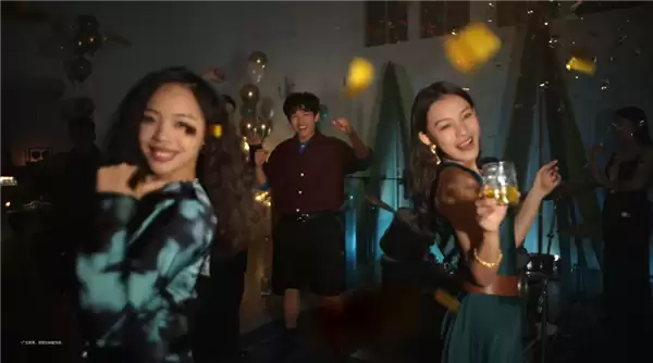 荣耀Magic8 Pro Air搭载AI变焦矩阵闪光灯:夜拍无死角 一键直出闪光大片