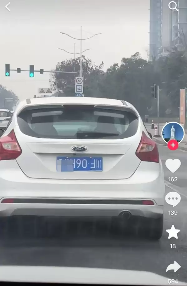 男子开着车牌倒装的汽车上路 交警:罚款200元记3分