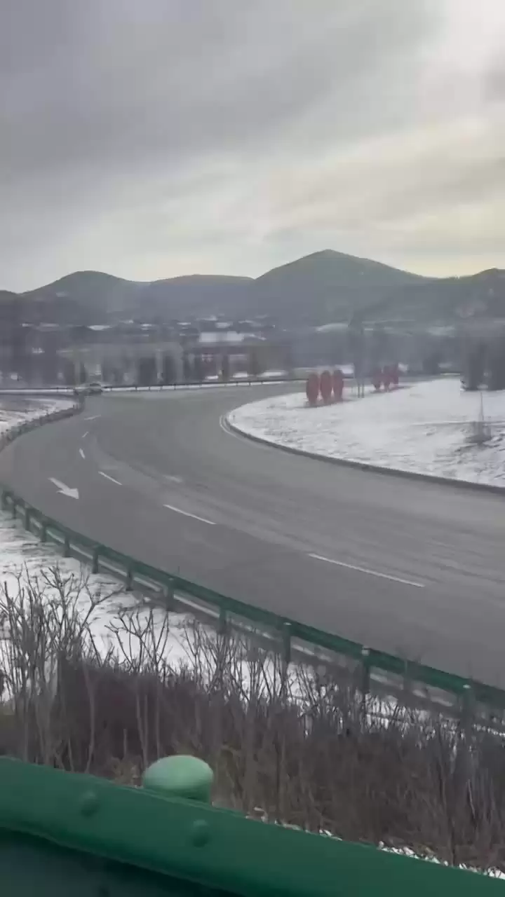 小米SU7赛道首秀：卡布里蓝配梅花轮毂，2026年上市