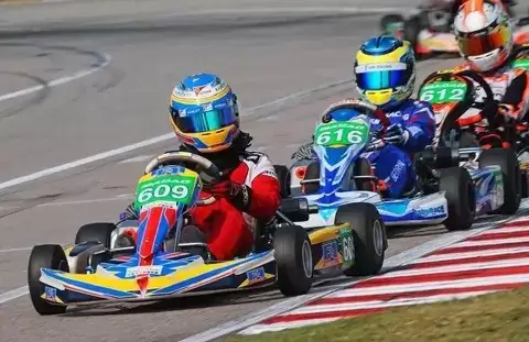 儿童卡丁车头盔选购指南：安全认证与舒适佩戴并重