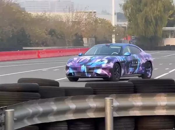 尚界Z7首条动态视频流出:转弯车身几乎看不到侧倾