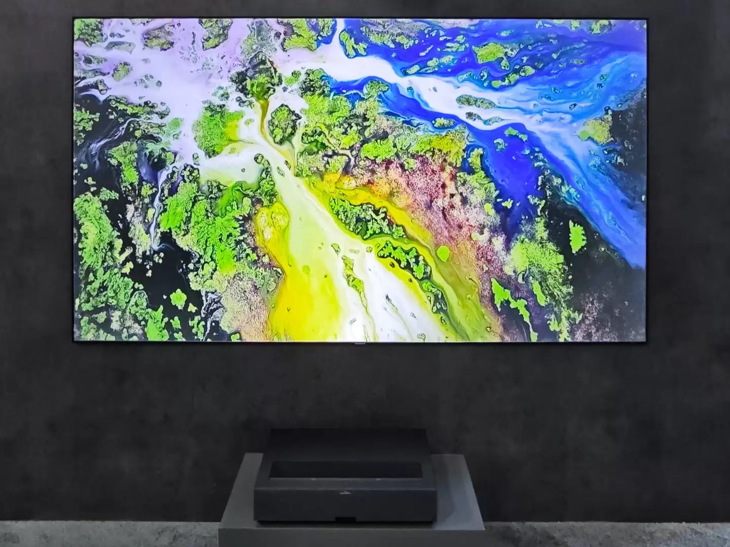 峰米小明 CES 2026 展示液冷投影仪，2000 ISO 流明亮度兼具低噪声