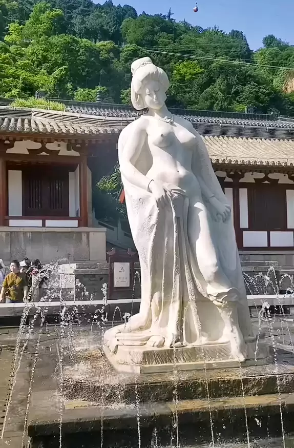 西安华清池贵妃裸体出浴雕像引争议 工作人员:已安放35年