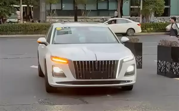 2026款红旗H5实车图流出：撞脸老款H9、内饰全面升级