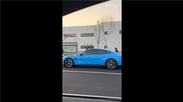 新一代SU7卡布里蓝实拍来了 颜值如何!雷军:新车已到最后阶段 将提前安排展车到店