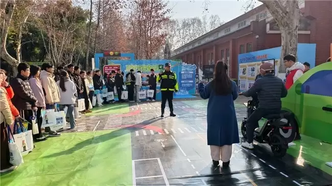 大学生“交通安全”必修课开课了! 九号联合交警在华中科大教00后安全骑行