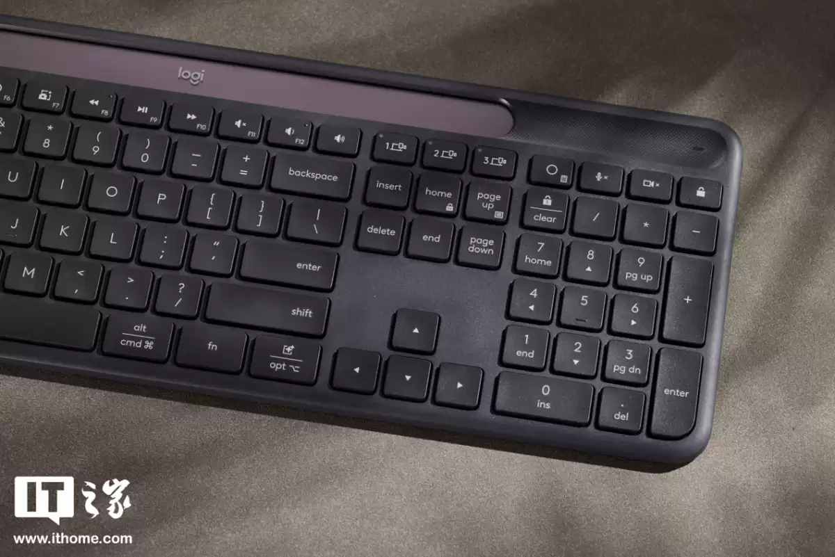 【IT之家开箱】罗技 SIGNATURE SLIM SOLAR+ K980 无线键盘图赏：纯光能供电、无接口设计