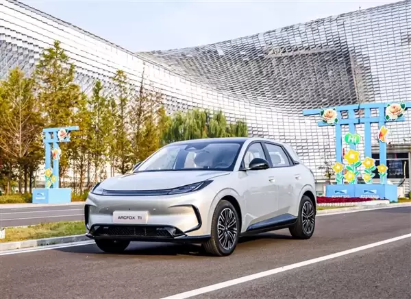 2025年累计销量破16万 同比翻倍!北汽极狐做对了什么