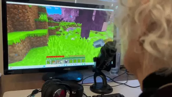 81岁祖母为救孙学玩我的世界感动全网