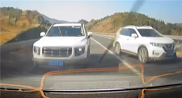 高速上随意变道停车害后方两车追尾:无接触司机也需负全责!