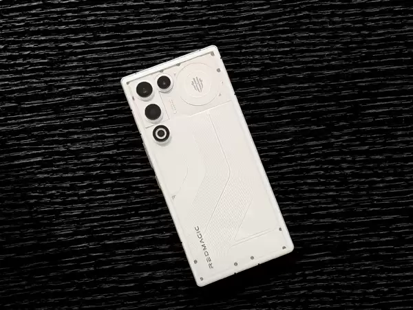 行业唯一真全面屏Air！红魔11+ Air真机图出炉：正面无开孔+透明背板