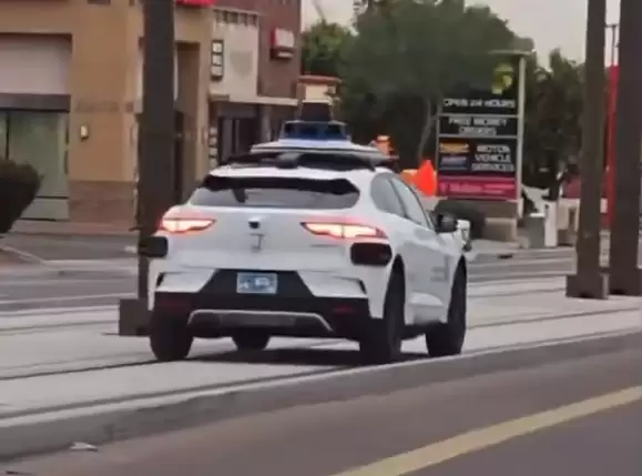 谷歌旗下 Waymo 自动驾驶出租车误入轻轨轨道,乘客“仓皇逃生”