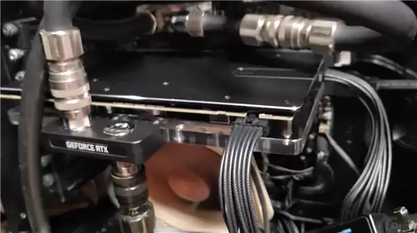 硬核魔改！手搓双12V-2x6接口RTX 5090：成功实现负载均衡