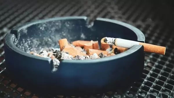 深圳两男子因在公交站台抽烟被罚 网友:希望推广全国