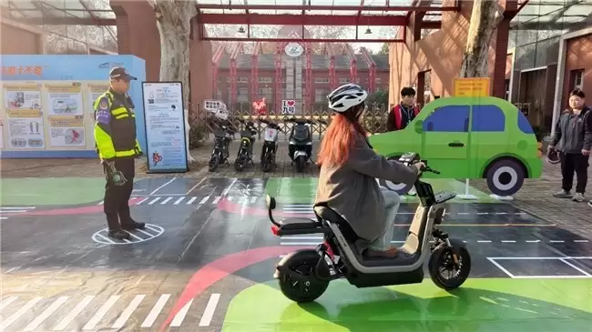 大学生“交通安全”必修课开课了! 九号联合交警在华中科大教00后安全骑行