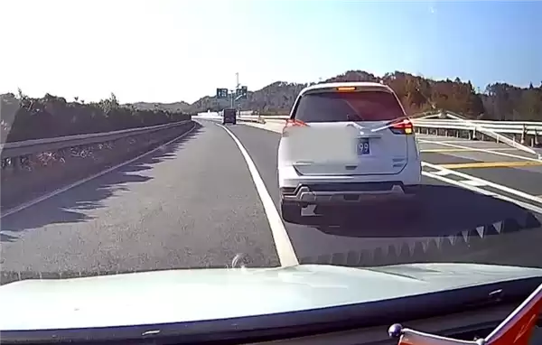 高速上随意变道停车害后方两车追尾:无接触司机也需负全责!