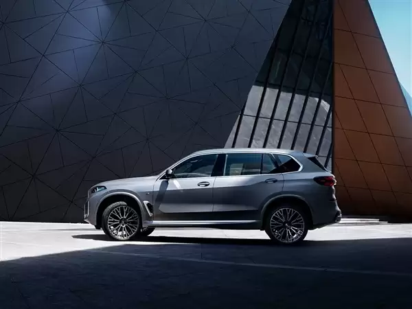 宝马X5国产平替 极氪8X实车出街