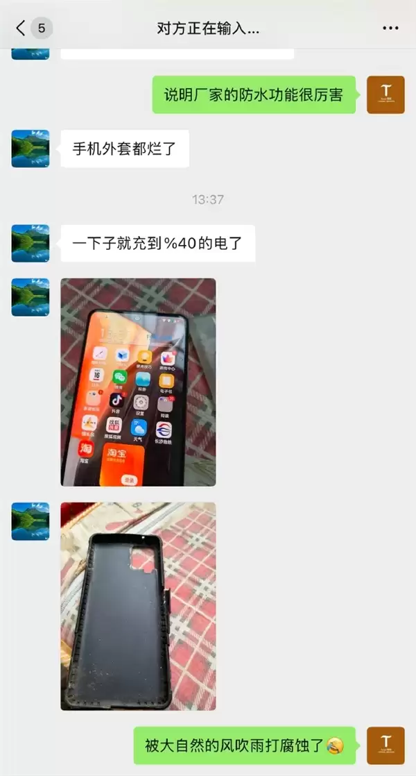 绝了！大妈干农活手机扔田里风吹日晒半年：挖出来直接充电复活