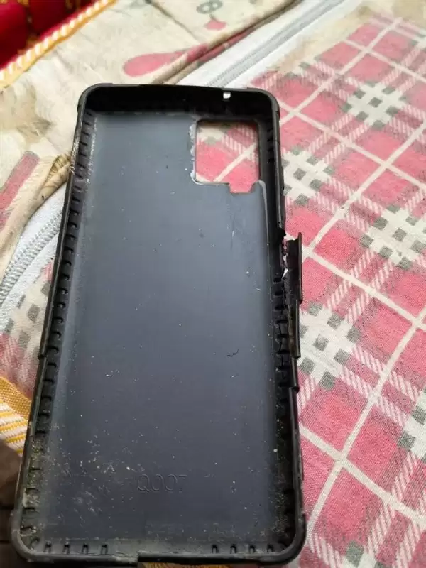 绝了！大妈干农活手机扔田里风吹日晒半年：挖出来直接充电复活