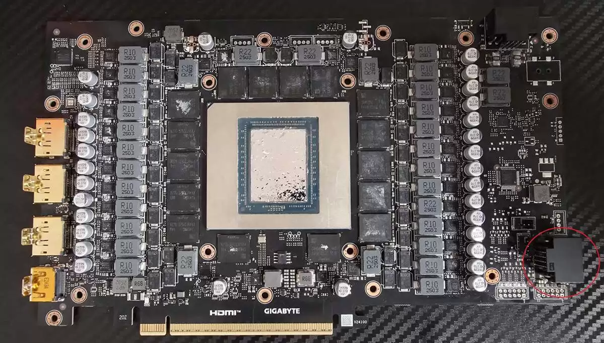 技嘉RTX 5090显卡成功改造双供电接口