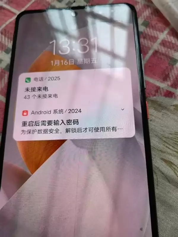 绝了！大妈干农活手机扔田里风吹日晒半年：挖出来直接充电复活