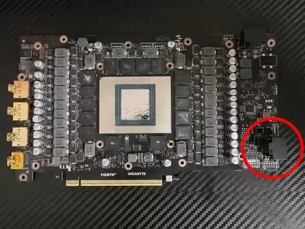 技嘉RTX 5090显卡改造:双供电接口分担负载