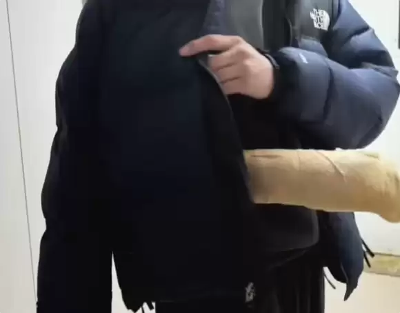 30分钟写了18个字 父亲辅导作业怒锤桌子致手骨折