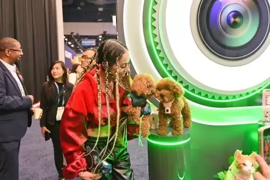 优克联 CES 首发 PetCam 宠物摄像头，双品重构人宠互联系范试