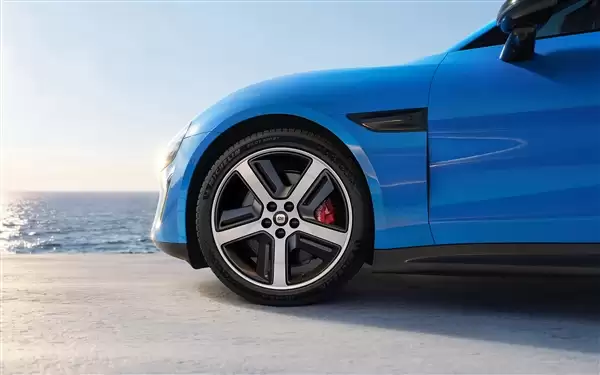 雷军发布新一代SU7卡布里蓝全套壁纸:免费用!