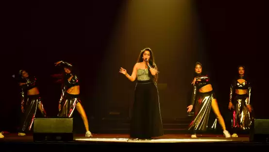 图片包含 站, 女人, 男人, 一对 AI 生成的内容可能不正确。