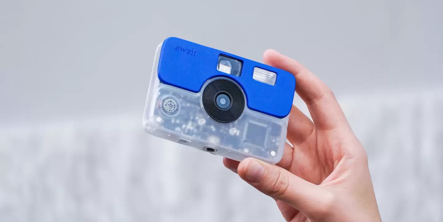 瑞士初创公司推出“数码胶卷”相机 Await：拍完照不能回放，只能等“冲印”