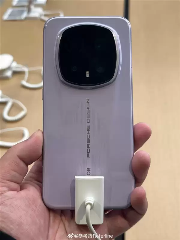 荣耀最奢华直板旗舰！荣耀Magic8 RSR线下提前展示：全配置揭晓