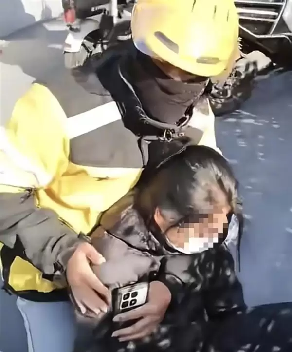 女子因工作想不开欲天桥轻生 外卖小哥冲上前救下获平台嘉奖