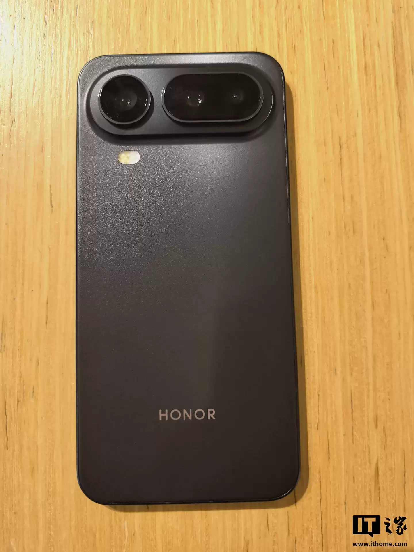 荣耀 Magic8 Pro Air 手机线下展出,影像、显示等核心参数公开