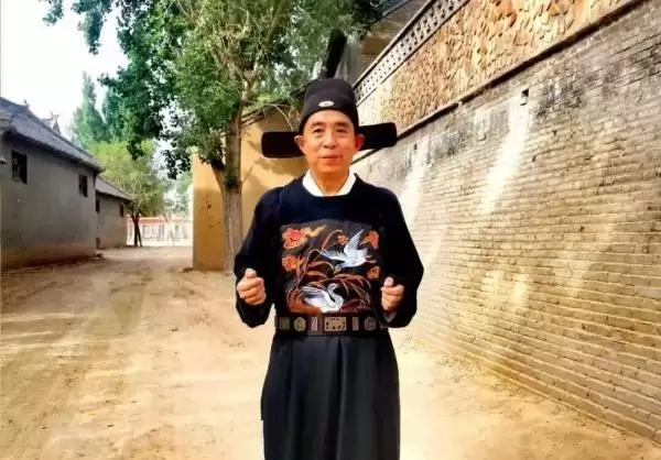 退休矿工演200部短剧走红：短剧如何改变普通人命运？