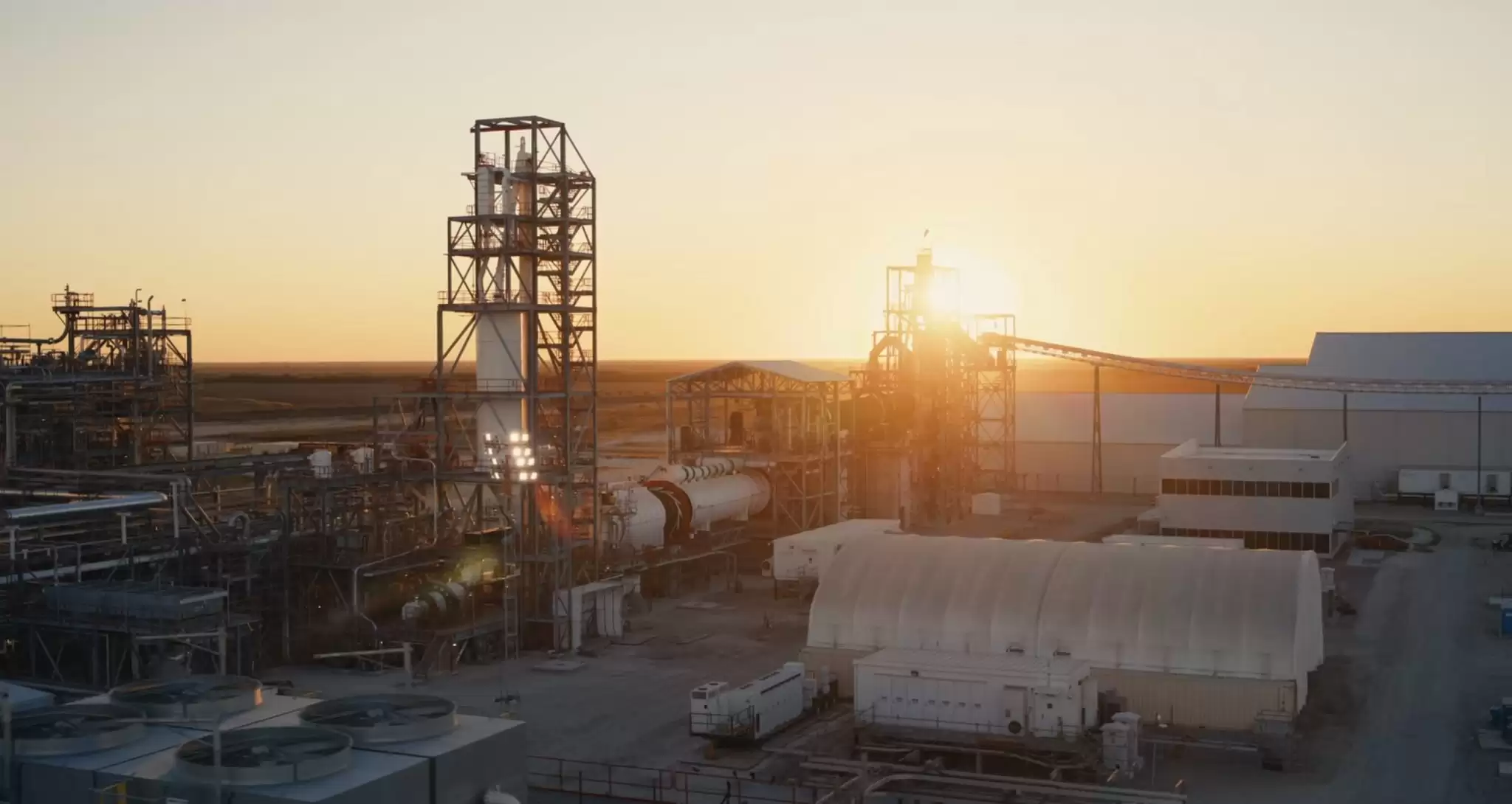 特斯拉得州锂精炼厂正式投产,马斯克称其“世界最先进”