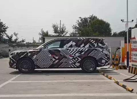 魏牌全新旗舰SUV预告发布:归元平台打造,命名琥珀,配6C快充与高阶智驾