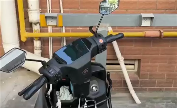 电车充电桩离燃气管道不足半米:居民担忧却被告知不违规