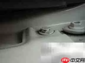 乐风翼子板灯拆卸方法