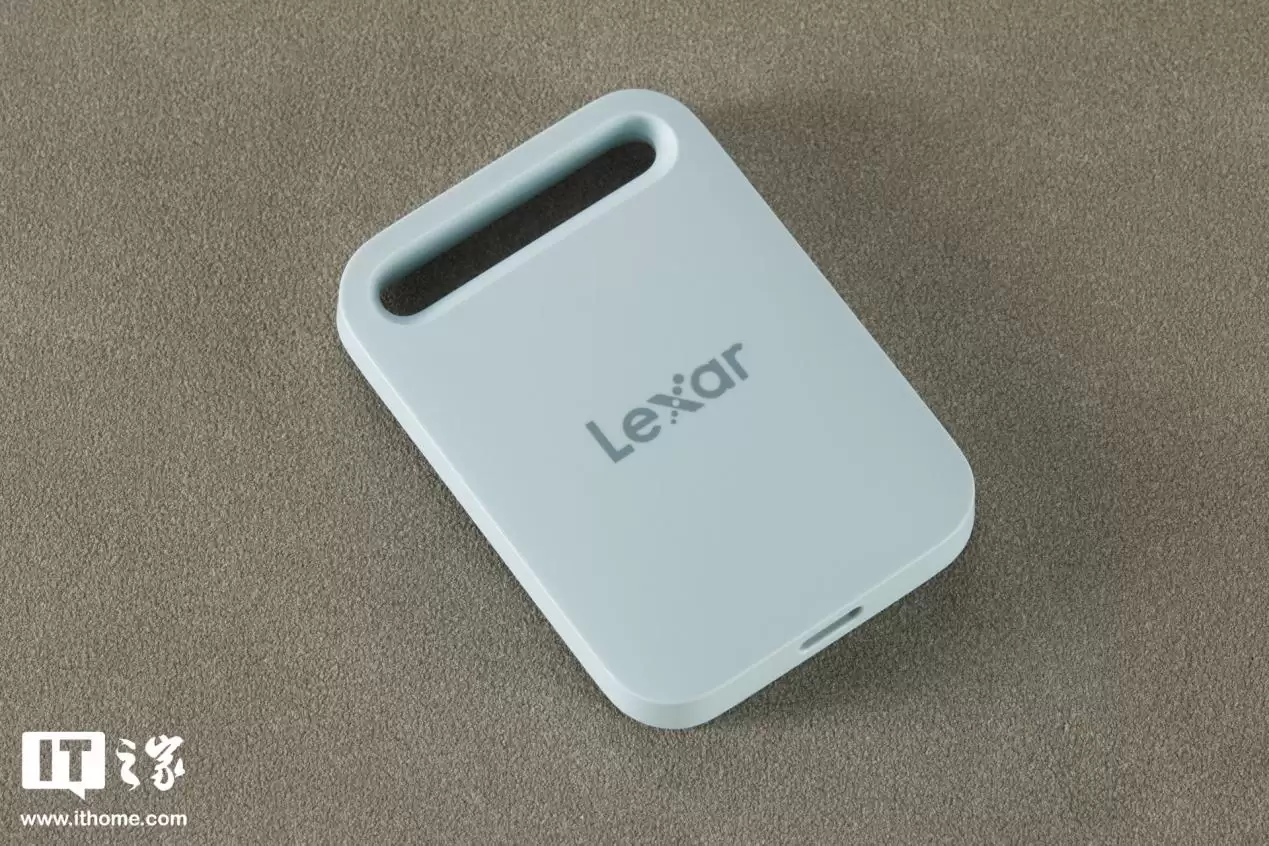 【IT之家开箱】雷克沙 Air 小轻块移动固态硬盘阿根廷国家队联名款图赏:配件丰富,球迷大爱