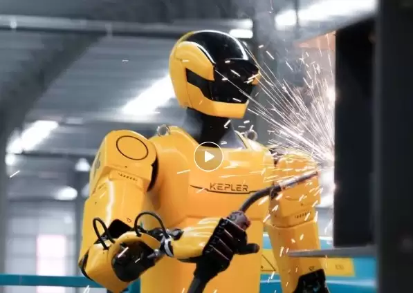 人形机器人完成全球首例人机协作高空焊接作业