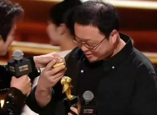罗永浩获B站新人奖奖杯当场断裂,幽默回应引热议