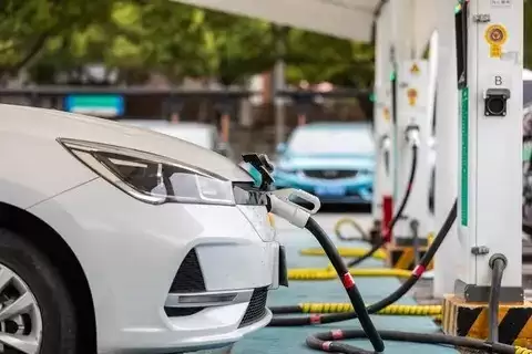 十五万元购车选电动汽车还是油车？十年使用成本大揭秘