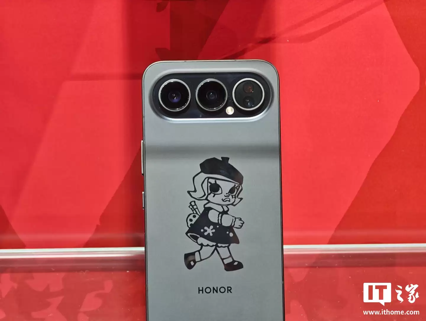 4499 元，荣耀与泡泡玛特推出首款全机定制潮玩手机“荣耀 500 Pro MOLLY 20 周年限定版”