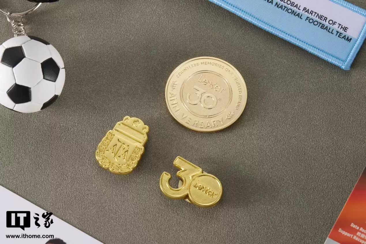 【IT之家开箱】雷克沙 Air 小轻块移动固态硬盘阿根廷国家队联名款图赏:配件丰富,球迷大爱