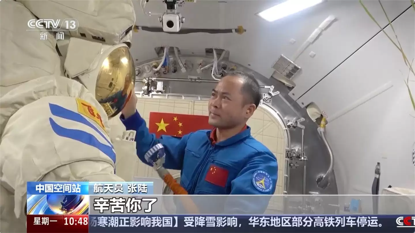 神舟二十号成功着陆：完成270天在轨任务与舱外服退役回收