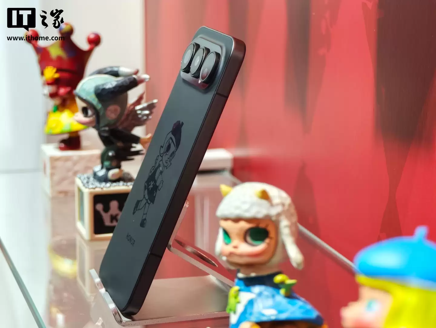 4499 元，荣耀与泡泡玛特推出首款全机定制潮玩手机“荣耀 500 Pro MOLLY 20 周年限定版”