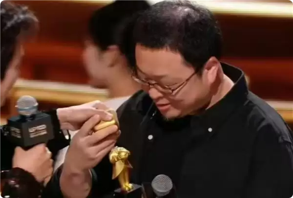 罗永浩禁言风波后现身B站颁奖晚会 领奖时奖杯意外折两半 