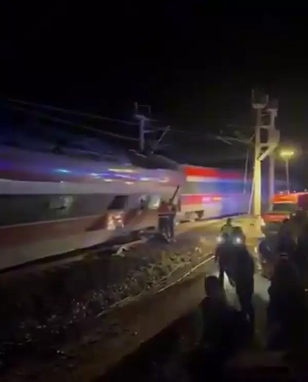 西班牙两列高铁突发出轨：已致21死超百人受伤