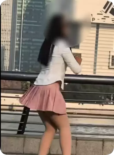 女子在上海外滩占道直播跳舞惹众怒 巡逻无人机喊话15分钟仍无动于衷